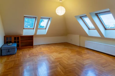 BRIGHT TOP-FLOOR APARTMENT WITH TWO TERRACES AND PANORAMIC VIEWS ON VÁROSHÁZ STREET