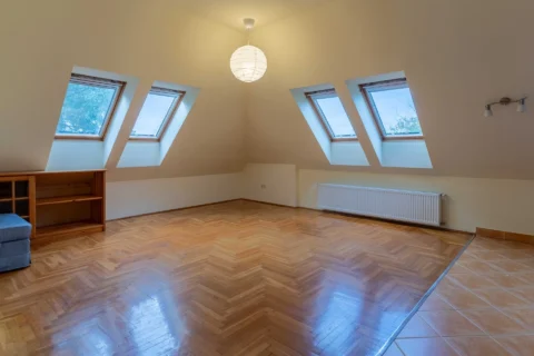 BRIGHT TOP-FLOOR APARTMENT WITH TWO TERRACES AND PANORAMIC VIEWS ON VÁROSHÁZ STREET