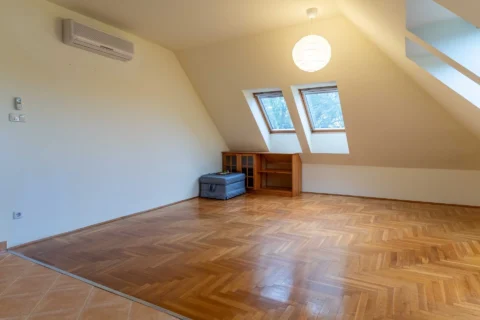 BRIGHT TOP-FLOOR APARTMENT WITH TWO TERRACES AND PANORAMIC VIEWS ON VÁROSHÁZ STREET