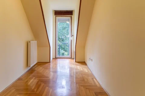 BRIGHT TOP-FLOOR APARTMENT WITH TWO TERRACES AND PANORAMIC VIEWS ON VÁROSHÁZ STREET