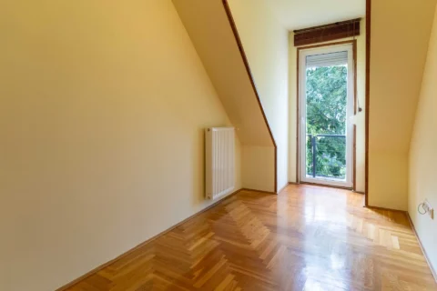BRIGHT TOP-FLOOR APARTMENT WITH TWO TERRACES AND PANORAMIC VIEWS ON VÁROSHÁZ STREET