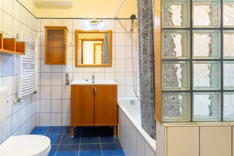 BRIGHT TOP-FLOOR APARTMENT WITH TWO TERRACES AND PANORAMIC VIEWS ON VÁROSHÁZ STREET