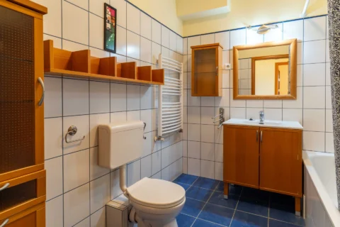 BRIGHT TOP-FLOOR APARTMENT WITH TWO TERRACES AND PANORAMIC VIEWS ON VÁROSHÁZ STREET