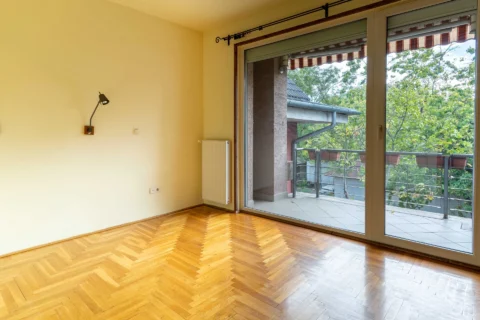 BRIGHT TOP-FLOOR APARTMENT WITH TWO TERRACES AND PANORAMIC VIEWS ON VÁROSHÁZ STREET