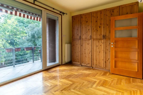 BRIGHT TOP-FLOOR APARTMENT WITH TWO TERRACES AND PANORAMIC VIEWS ON VÁROSHÁZ STREET