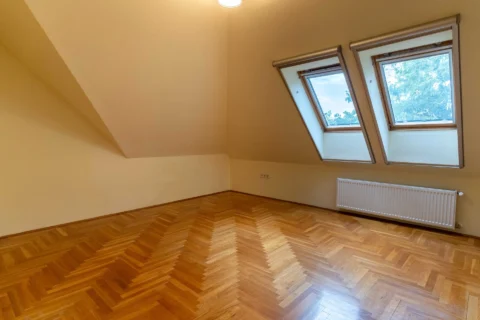 BRIGHT TOP-FLOOR APARTMENT WITH TWO TERRACES AND PANORAMIC VIEWS ON VÁROSHÁZ STREET