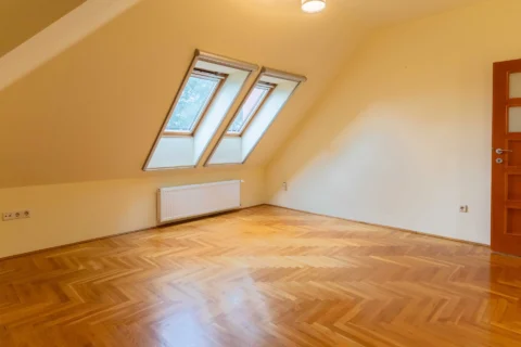 BRIGHT TOP-FLOOR APARTMENT WITH TWO TERRACES AND PANORAMIC VIEWS ON VÁROSHÁZ STREET