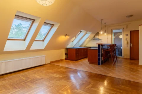 BRIGHT TOP-FLOOR APARTMENT WITH TWO TERRACES AND PANORAMIC VIEWS ON VÁROSHÁZ STREET