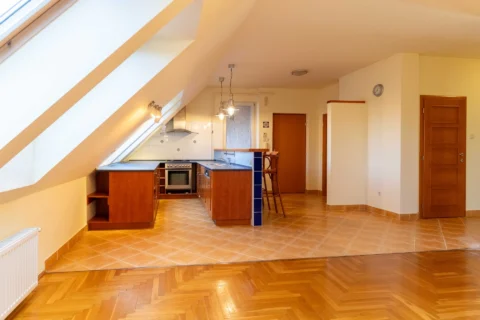 BRIGHT TOP-FLOOR APARTMENT WITH TWO TERRACES AND PANORAMIC VIEWS ON VÁROSHÁZ STREET