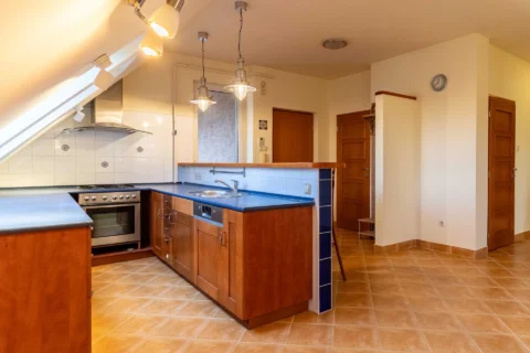 BRIGHT TOP-FLOOR APARTMENT WITH TWO TERRACES AND PANORAMIC VIEWS ON VÁROSHÁZ STREET