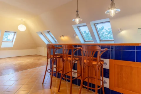 BRIGHT TOP-FLOOR APARTMENT WITH TWO TERRACES AND PANORAMIC VIEWS ON VÁROSHÁZ STREET