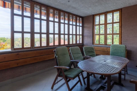 BRIGHT TOP-FLOOR APARTMENT WITH TWO TERRACES AND PANORAMIC VIEWS ON VÁROSHÁZ STREET