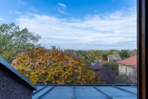 BRIGHT TOP-FLOOR APARTMENT WITH TWO TERRACES AND PANORAMIC VIEWS ON VÁROSHÁZ STREET