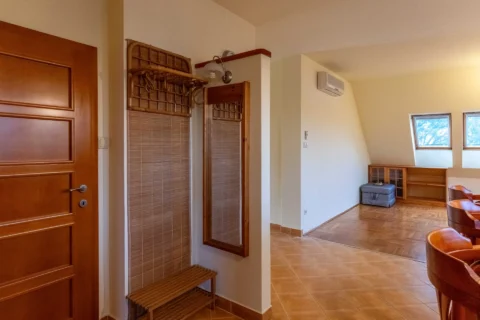 BRIGHT TOP-FLOOR APARTMENT WITH TWO TERRACES AND PANORAMIC VIEWS ON VÁROSHÁZ STREET