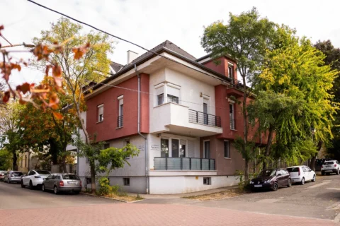 BRIGHT TOP-FLOOR APARTMENT WITH TWO TERRACES AND PANORAMIC VIEWS ON VÁROSHÁZ STREET