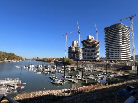 Newly built 2-bedrom with panoramic view for sale in Marina City1 Tower